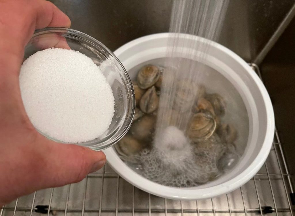 A quick and easy Seafood Fra Diavolo dish with 3 types of seafood 5 how to clams 4